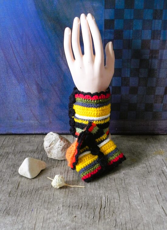 CHROCHETED PULSE WARMERS WITH KNITTED LINING