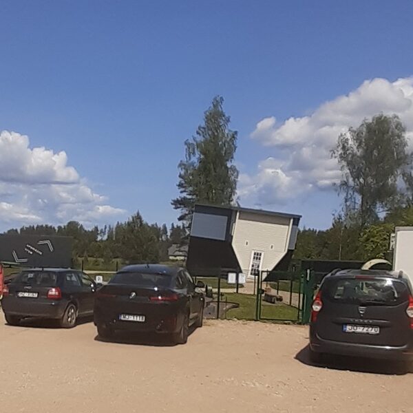 APGRIEZTĀ MĀJA