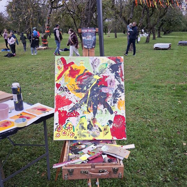 At the end of the event, the collective painting is ready!