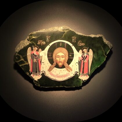 "Nerokāmdarinātais Kristus Tēls". Nefrīta akmens, olas tempera, zelts. 21x13cm. 2021