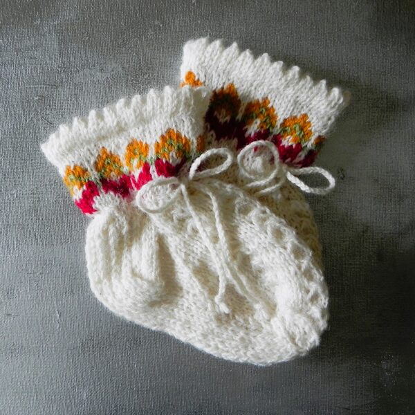 Knitted children's socks. 100% wool. 0-6 month baby.