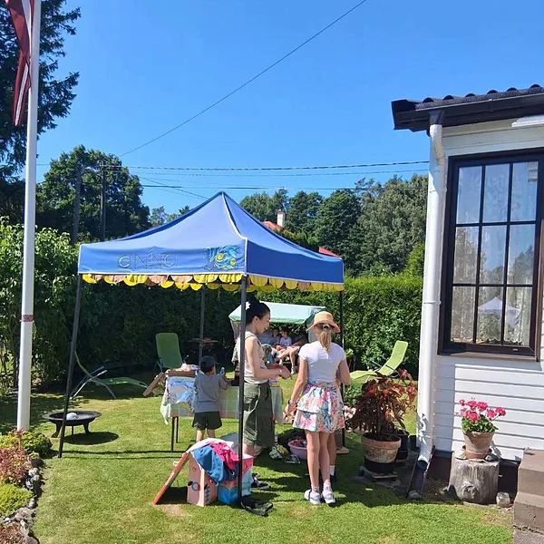 16.07. Zem mazās zilās telts tika saklāts svinību galds!