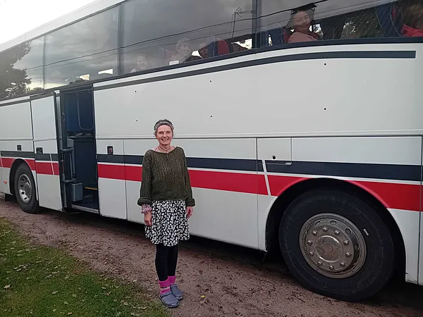 26.09.26. Lielais autobuss pie maniem vārtiem!