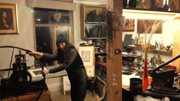 After etching the zinc plate, I work with an etching press and printing the works.