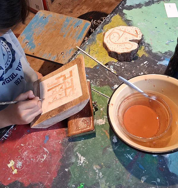 03.10.2026. Applying clay to the letter before gilding.&nbsp;
