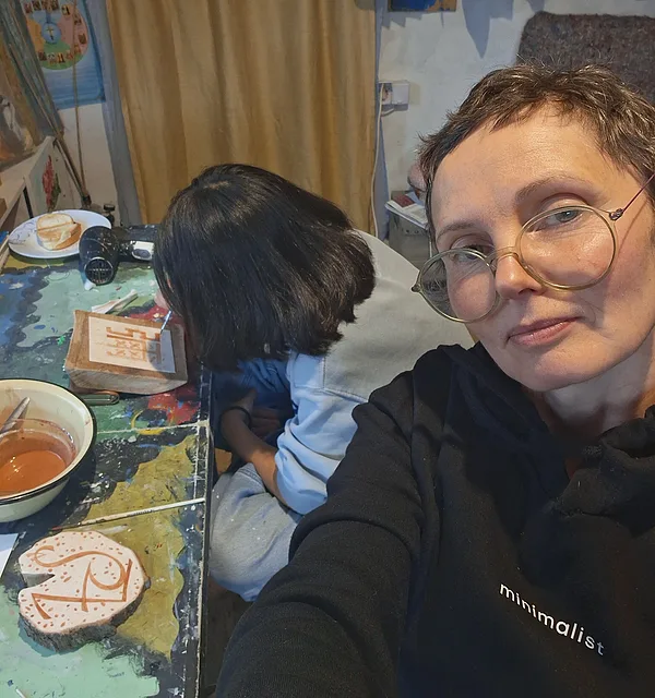 26.09.2026. Applying clay to the letter before gilding.