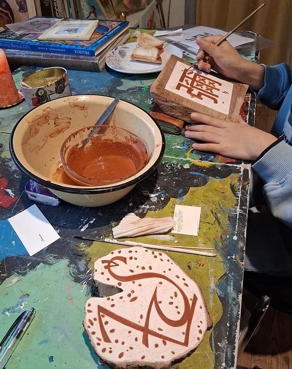 03.2026. We applied eight layers of clay to the letter before gilding.