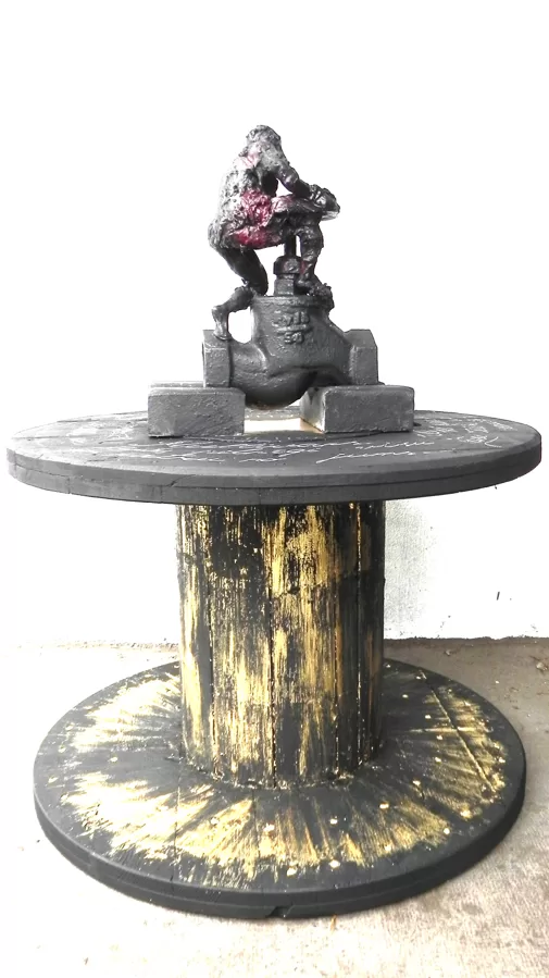 "R.U.R.MULTIVAKS". Dzelzs, māls, koks. 60,5x60,5x76,5cm. 2024