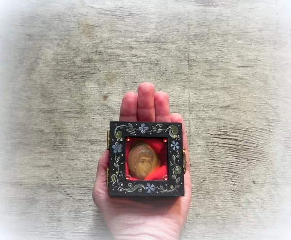 Miniature. Angel on stone. 4x3,3cm. Wooden box 7x7x2,5cm. 2022