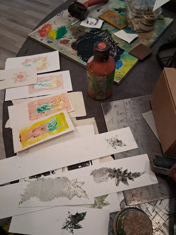 Meistarklases rezultāts - linogriezums, kologrāfija, monotipija un oforta mēģinājumi.