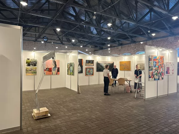 Ekspozīcijas veidošana galerijas "bazar't" stendos