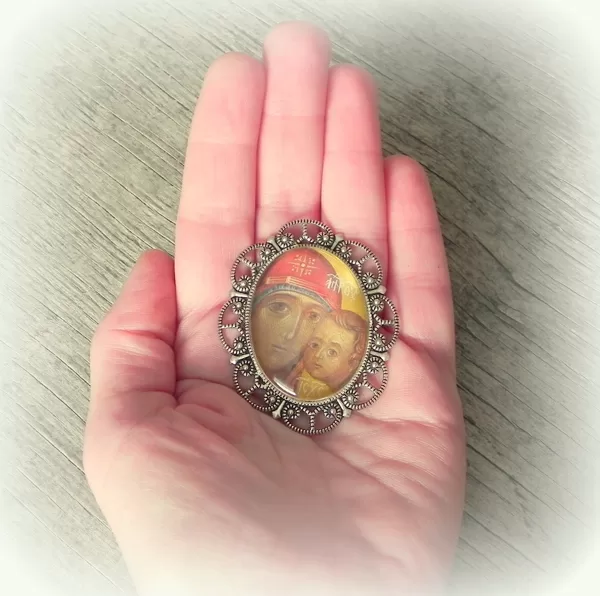 Dievmāte ar bērnu. 5,5x4,5cm. 2022